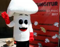 Mascota- Fungi junto al Photocall