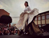 Modelo del desfile inspirado en la seta de ostra, obra de la diseñadora María García Ezquerro