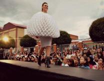 Modelo del desfile inspirado en el champiñón, obra de la diseñadora María García Ezquerro