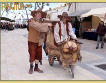 IX Feria Intercultural: Titiriteros ambulantes entre los puestos 