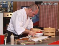 Félix Jiménez (Kiro Sushi) elaborando un uramaki de setas ostra y champiñón con salsa de shiitake