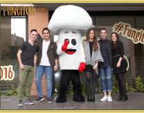 Reyes y reinas de las fiestas en compañía de la Mascota- Fungi