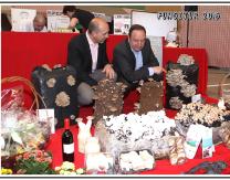 El alcalde Óscar León mostrando los hongos cultivados al presidente Pedro Sanz