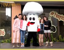 Reinas infantiles junto a la Mascota-Fungi
