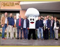 Autoridades y el sector junto a la Mascota-Fungi