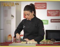 Rosa Chandro (Restaurante Chandro) elaborando un montadio a base de plátano, shiitake y queso curado
