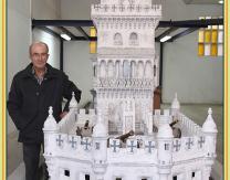 Jaime Fernández junto a su última creación: La torre de Belén