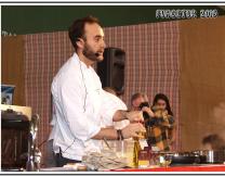 Álex García (Umm) cocinando setas de Pradejon con mayonesa de piñones, crema de ajo negro y macarrones de huevo