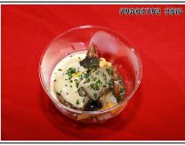 Setas de Pradejon con mayonesa de piñones, crema de ajo negro y macarrones de huevo