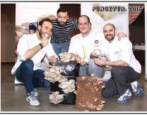 Miembros del Cooking Team en la Cocina en Directo, junto al concejal Alberto Cordón 