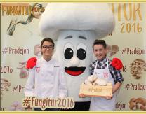 Mario y Bruno (Concursantes Master Chef Junior) en el photocall junto a la Mascota-Fungi
