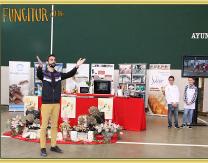 Sergio Phuo presentando a Mario y a Bruno