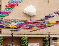 Intervención artística de urban knitting por Ana Guridi