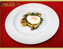 Plato de Mario: salteado de verduras y champiñones con huevo poche encima