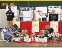 Bruno recolectando champiñones y setas para elaborar su plato