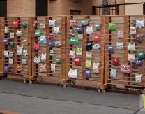 Intervención artística de urban knitting por Ana Guridi