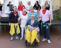 Entrega de un ramo a las persona más longeva de Pradejón