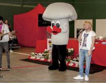 Los Pecos Riojanos y la Mascota-Fungi amenizando el Show Cooking