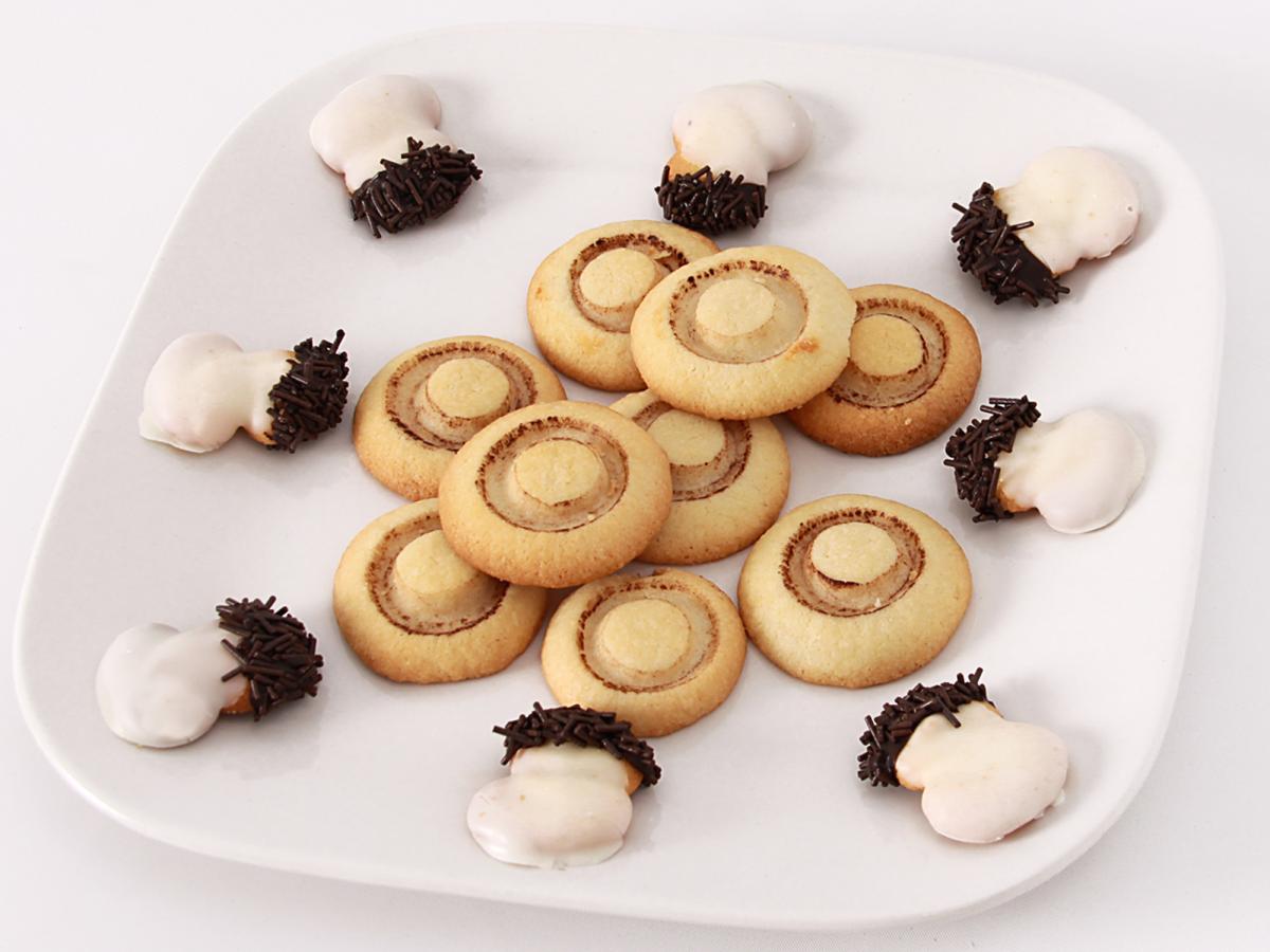 Campigalletas y champis  Pastelería Marta  Pasta de té con mantequilla y cobertura de chocolate blanco. Pasta de mantequilla y almendra.