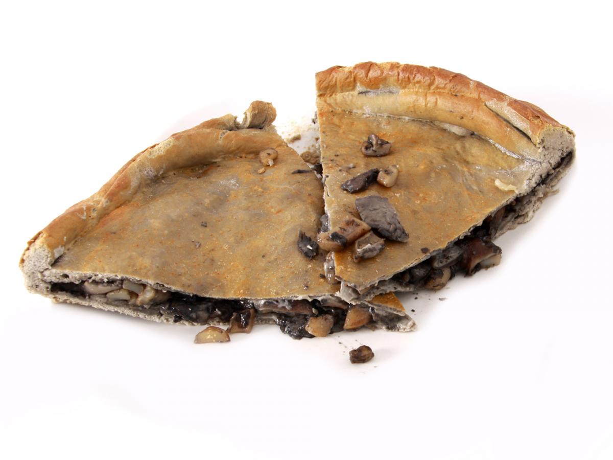 Shiitake-empanada  Panadería Ezquerro  Empanada negra de calamares en su tinta y shiitake.