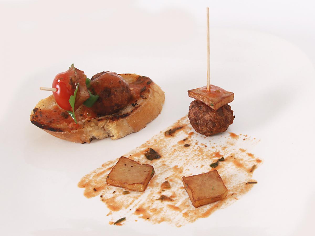 Bolitas de setas  Bar valparaíso  Albóndigas de setas con salsa de tomate y estragón